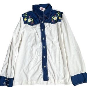 Cowgirl shirt with embroidered shoulders. Measurements in pictures. #cowgirl